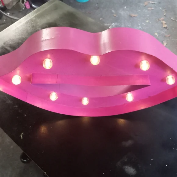 Light up Lips - Picture 2 of 6